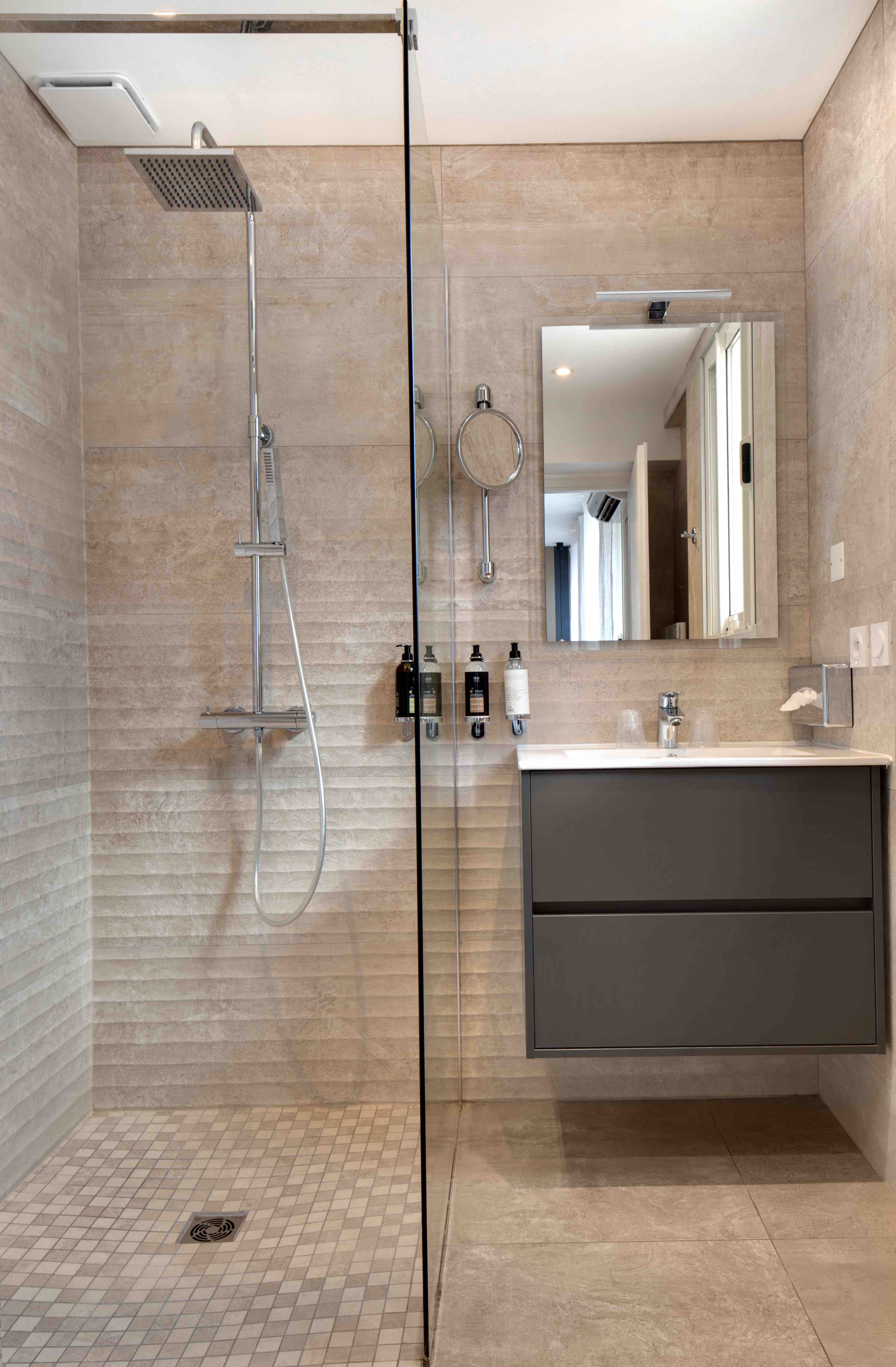 Salle de bains n°2 de la suite