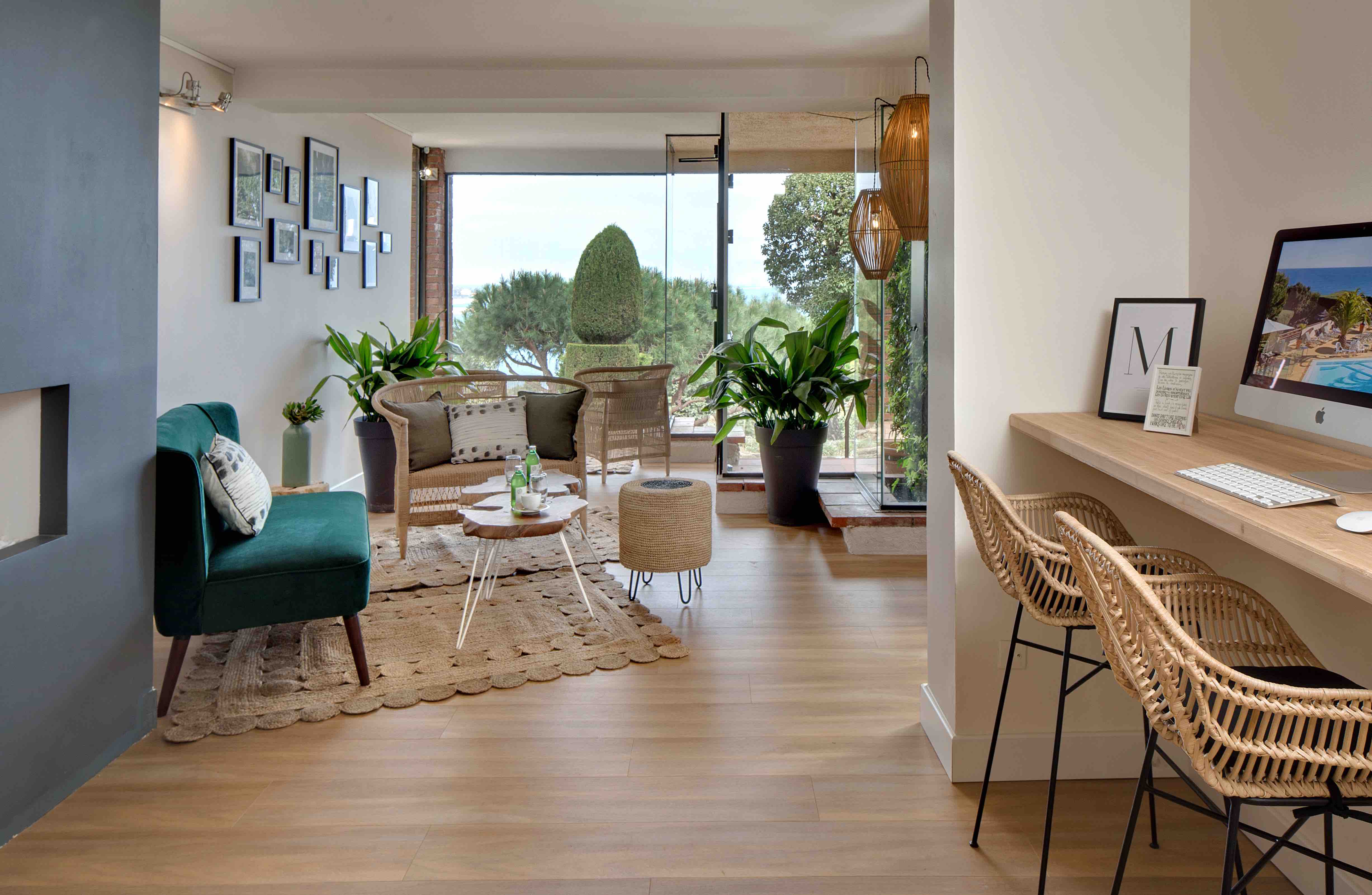 Vue globale du petit salon de l'hôtel les mouettes