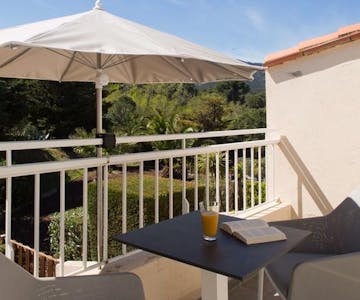 Terrasse d'une double vue jardin de l'hôtel et Spa Les Mouettes à Argelès-sur-Mer