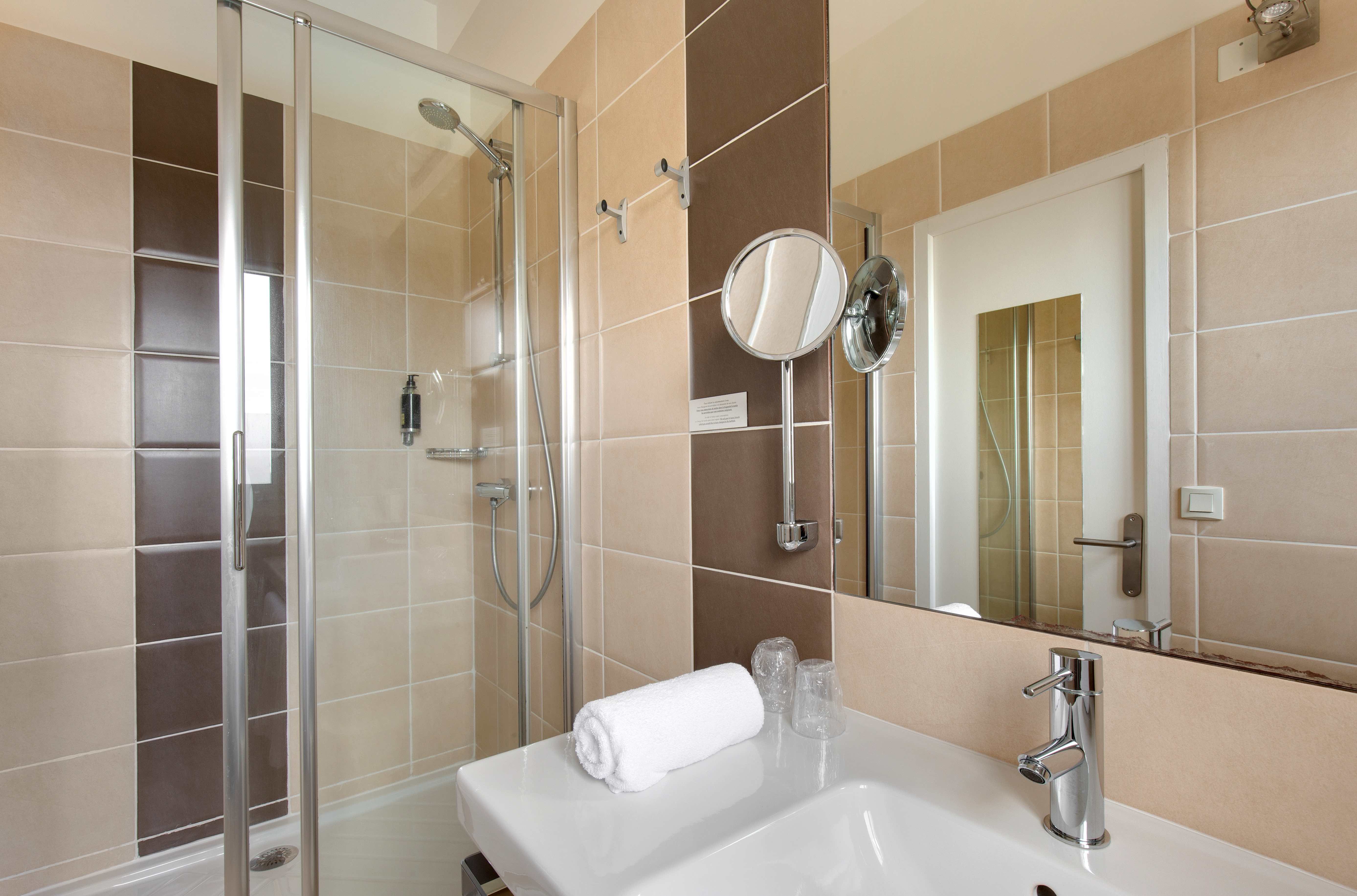 salle de bain de la double vue piscine de l'hôtel les mouettes situé entre Argelès et Collioure