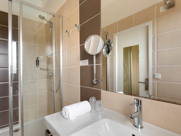 salle de bain de la double vue piscine de l'hôtel les mouettes situé entre Argelès et Collioure