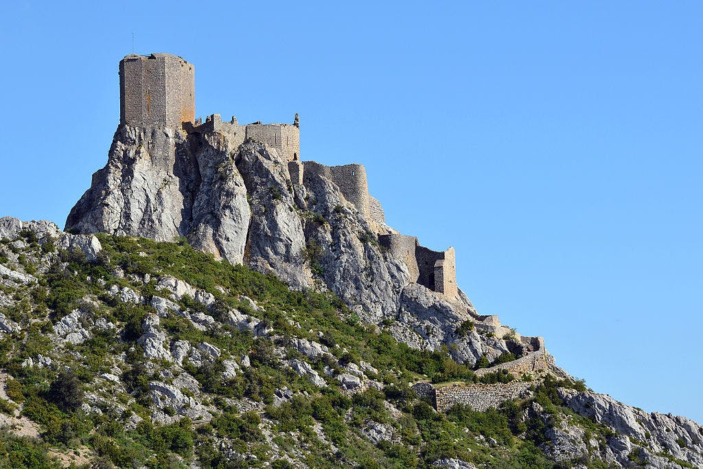 Vue sur le Château de Quéribus dans le pays Cathare