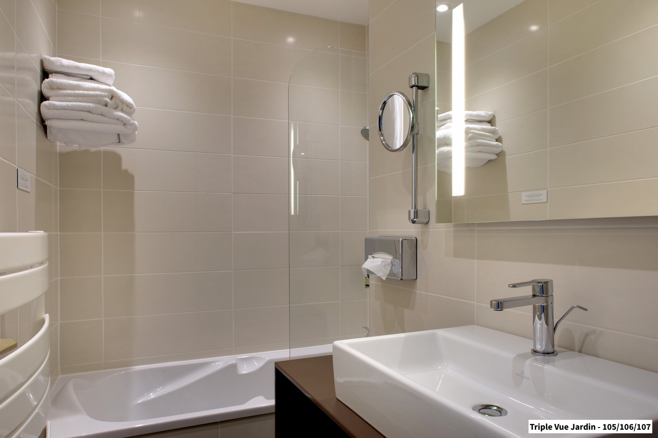 Salle de bains de la Chambre Triple Vue Jardin N°105 de l'Hôtel Spa Les Mouettes