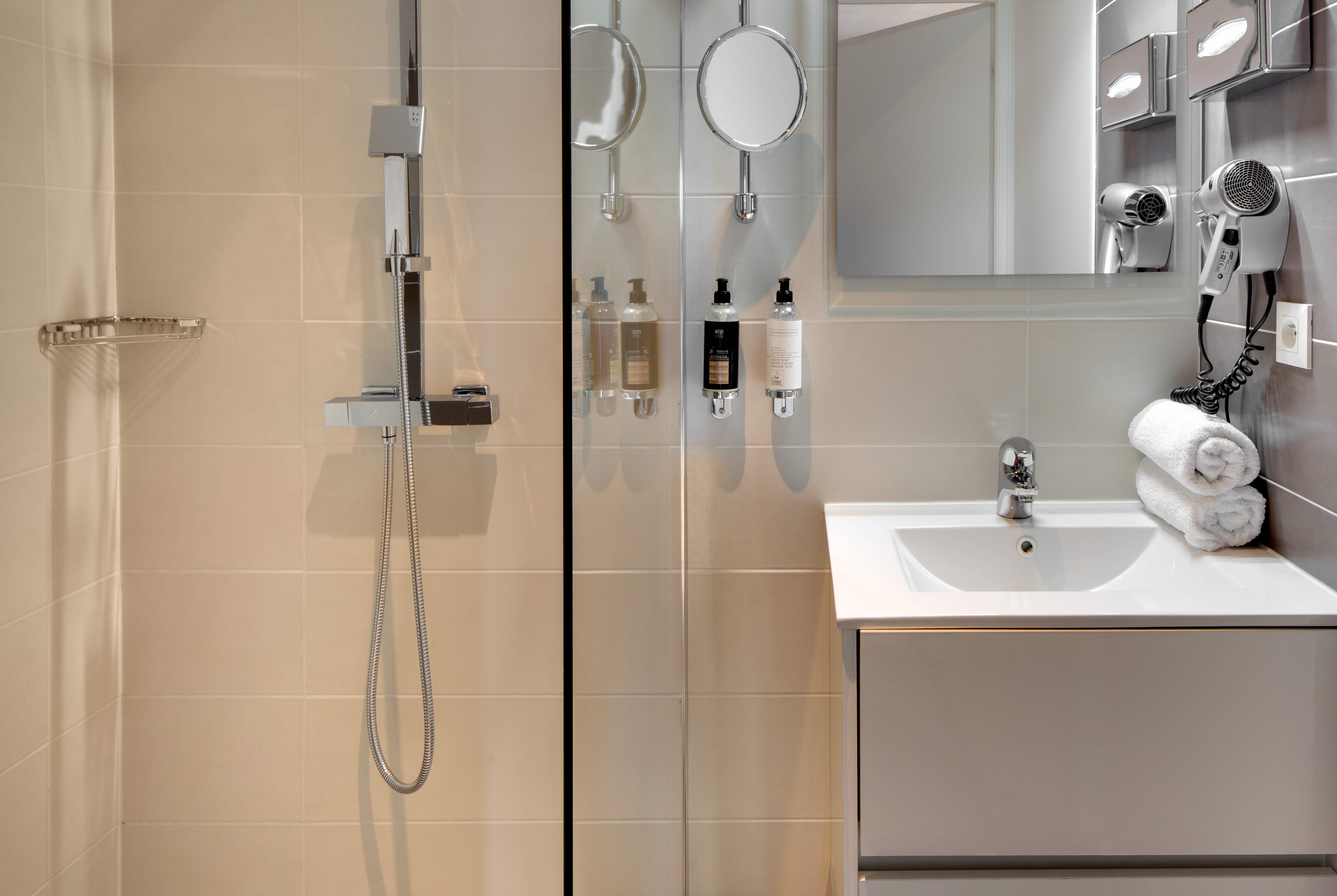 Salle de bains de la double vue jardin de l'hôtel les mouettes situé entre Argelès et Collioure