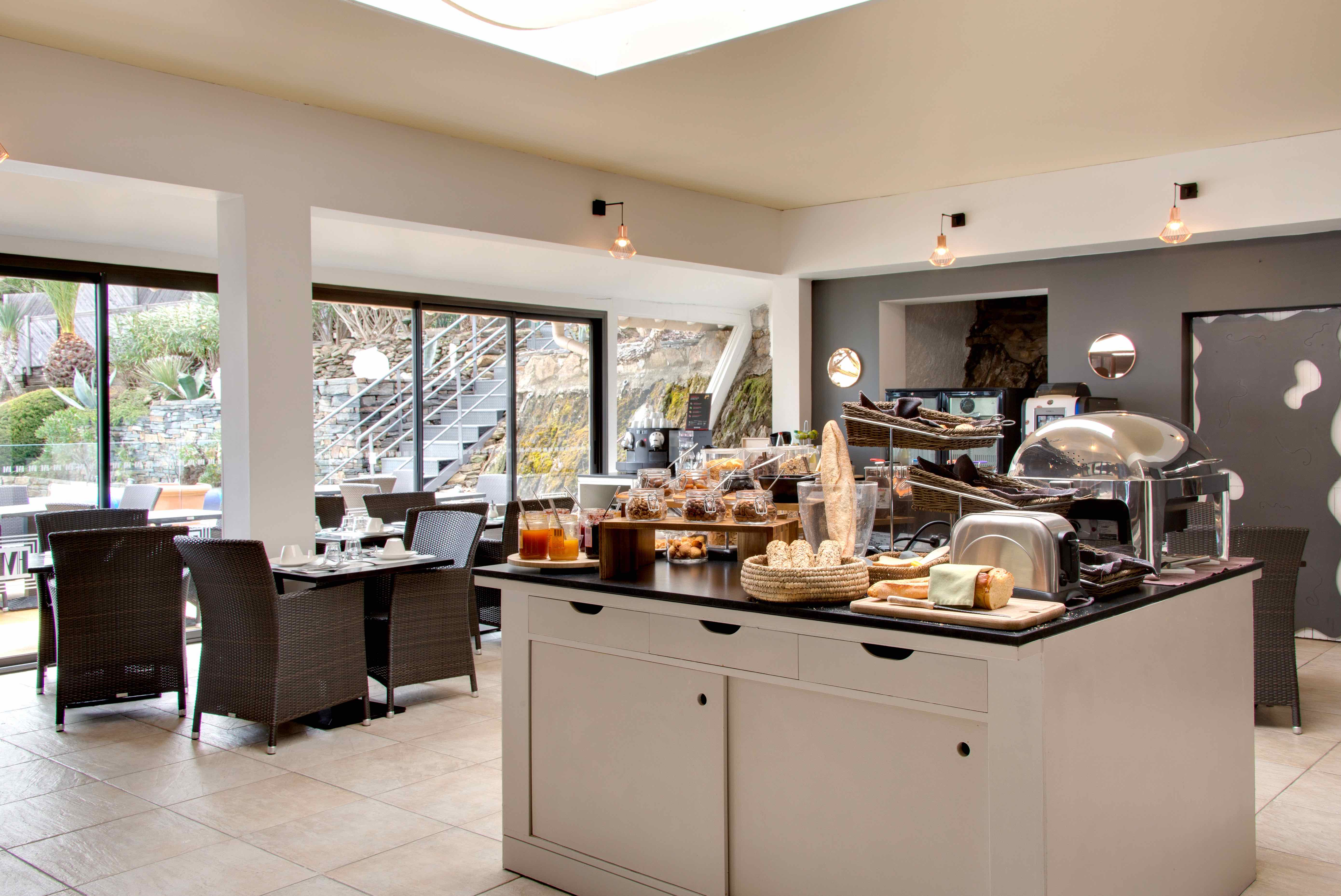 Buffet du petit déjeuner de l'hôtel les mouettes situé entre Argelès et Collioure