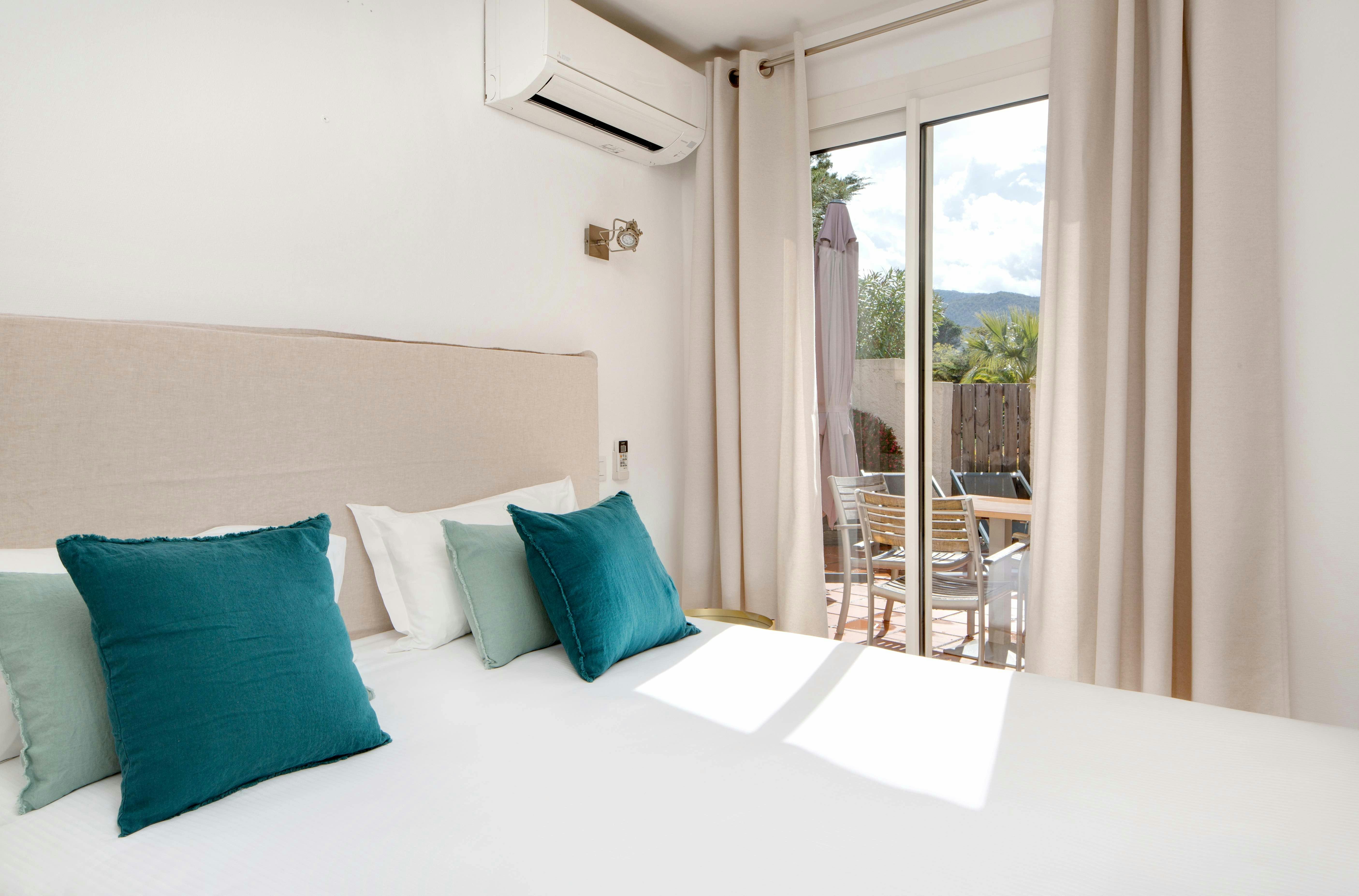 Chambre de la junior suite vue jardin de l'hôtel les mouettes situé entre Argelès et Collioure