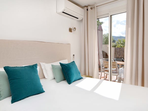 Chambre de la junior suite vue jardin de l'hôtel les mouettes situé entre Argelès et Collioure