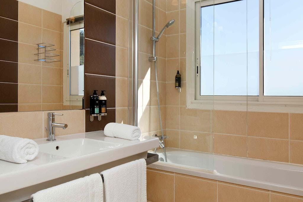 salle de bains de la Double vue piscine de l'hôtel et Spa Les Mouettes à Argelès-sur-Mer