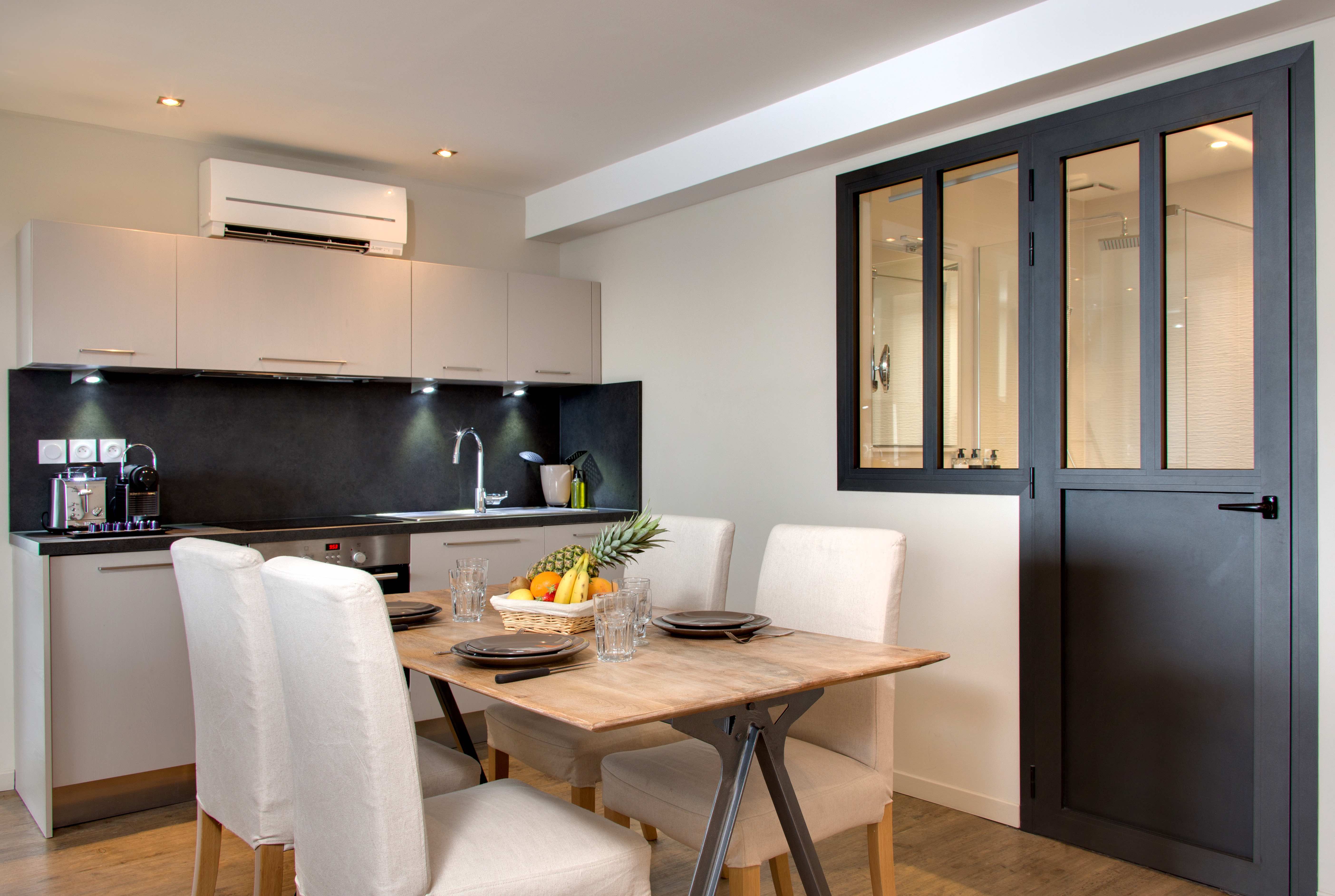 Table à manger et cuisine de la Suite de l'hôtel les mouettes situé entre Argelès et Collioure