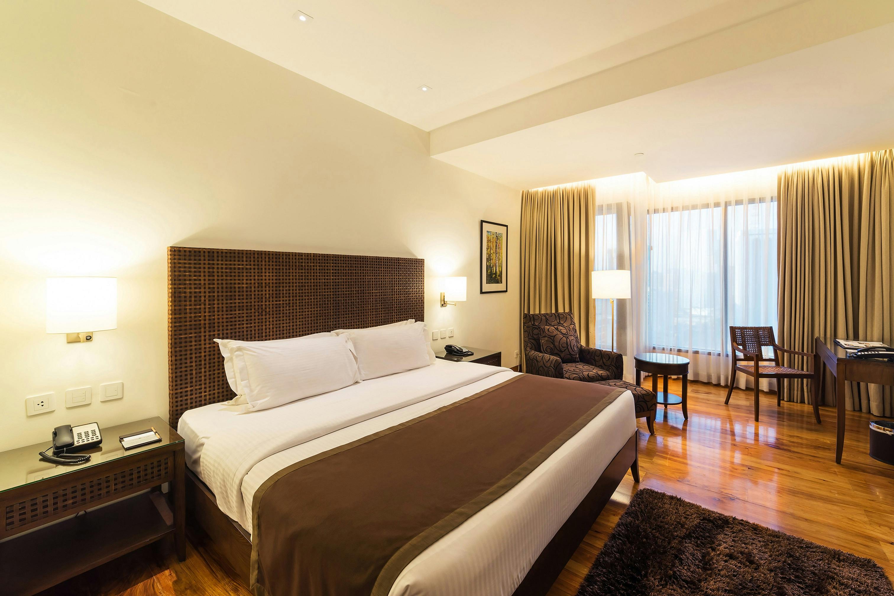THE DELUXE ROOM (1 KING BED) | City Garden GRAND Hotel