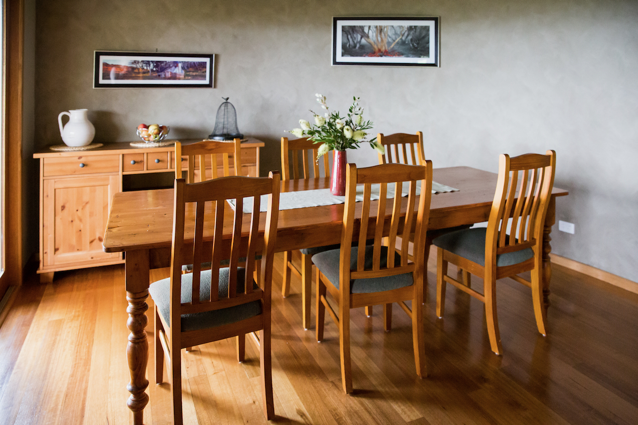 Spacious dining area in Tandara Cottage Anderley