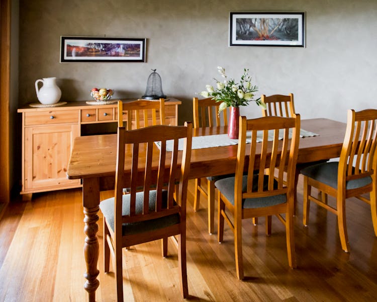 Spacious dining area in Tandara Cottage Anderley
