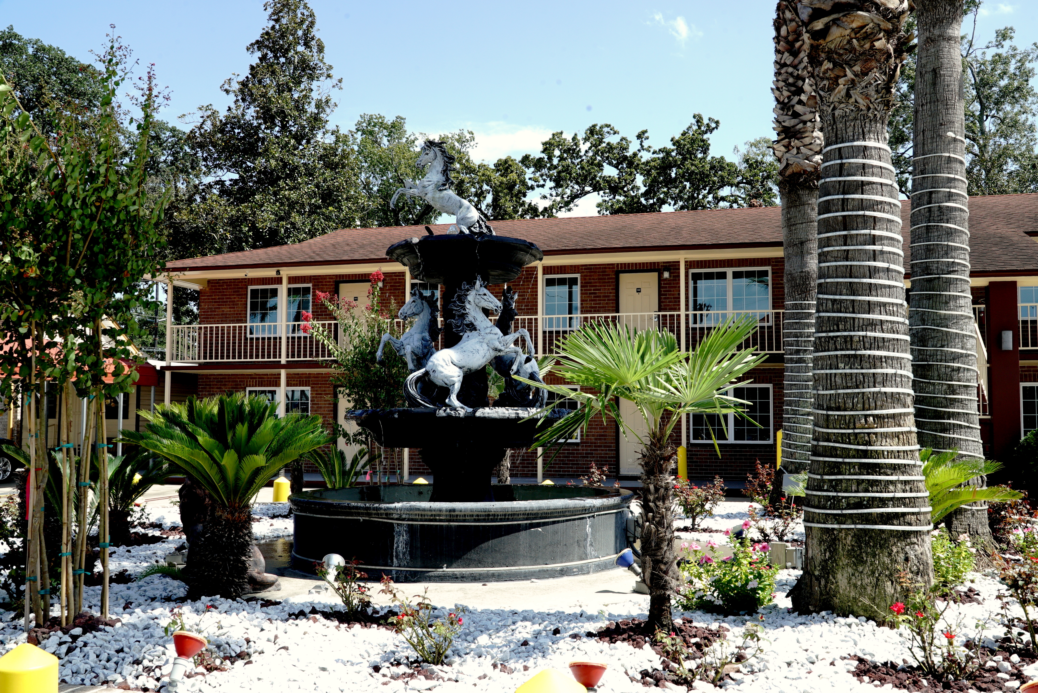 common area, waterfall, Savannah, Inn, Suites, garden, barbecue, hotel, motel, king, king bedrooms, entrance