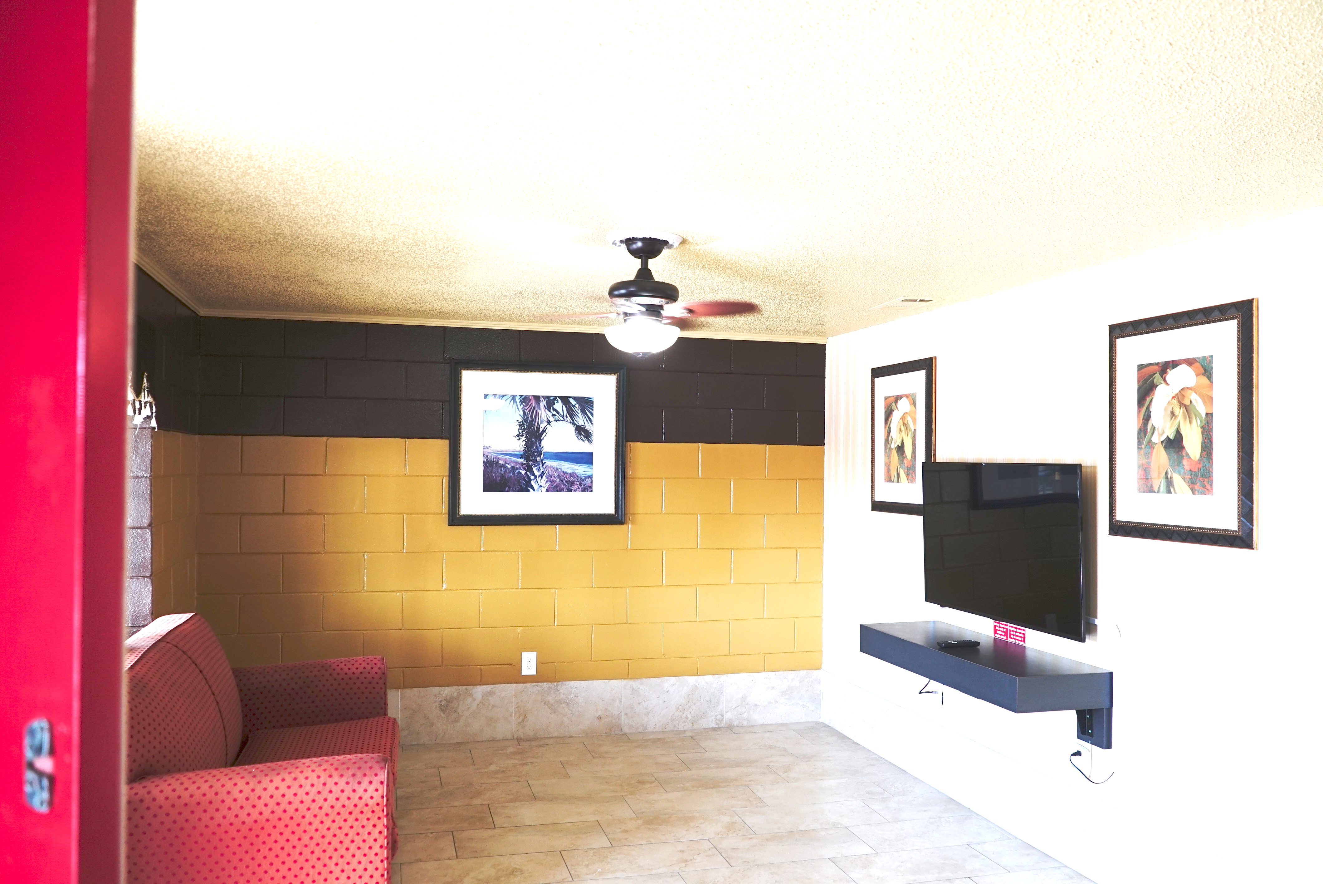 Savannah Inn and Suites, Garden, Garden City, king room, sofa, flat screen, television, king bedroom, kitchenette