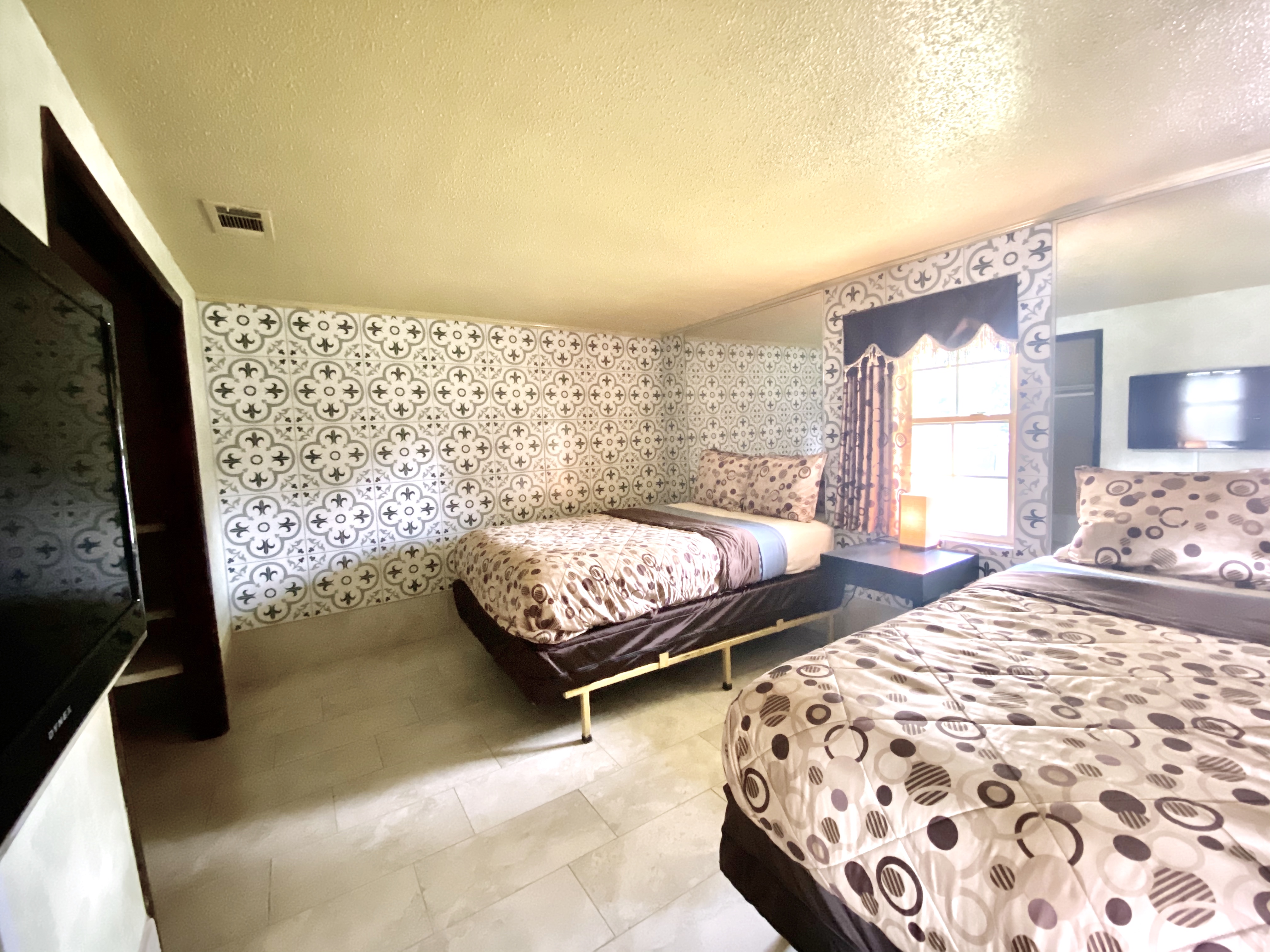 Double, Double King, Savannah, Savannah Inn and Suites, Flat Screen, Kitchenette, microwave, suites, garden, garden city