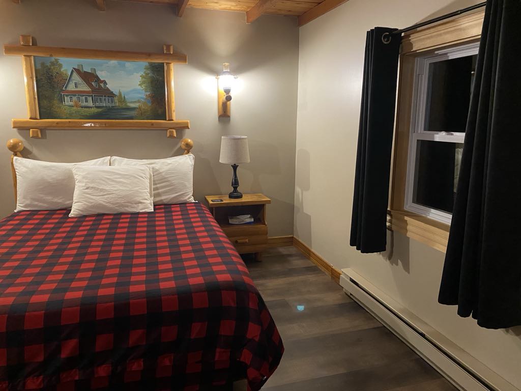 Chalet E queen bed