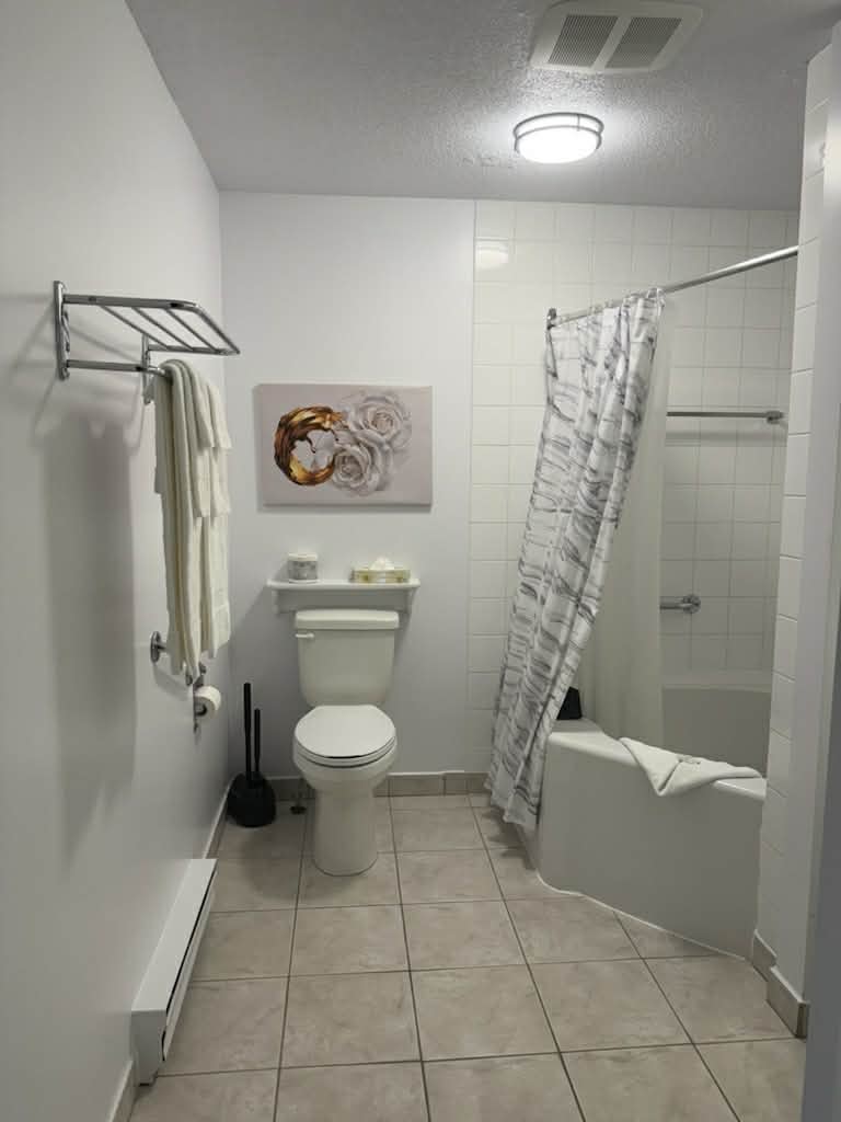 Deluxe room #11 bathroom new wall deco 2025