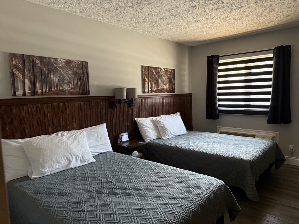 Room #4 with 2 double beds