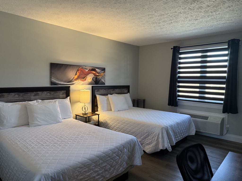 Room #5 with 2 double beds