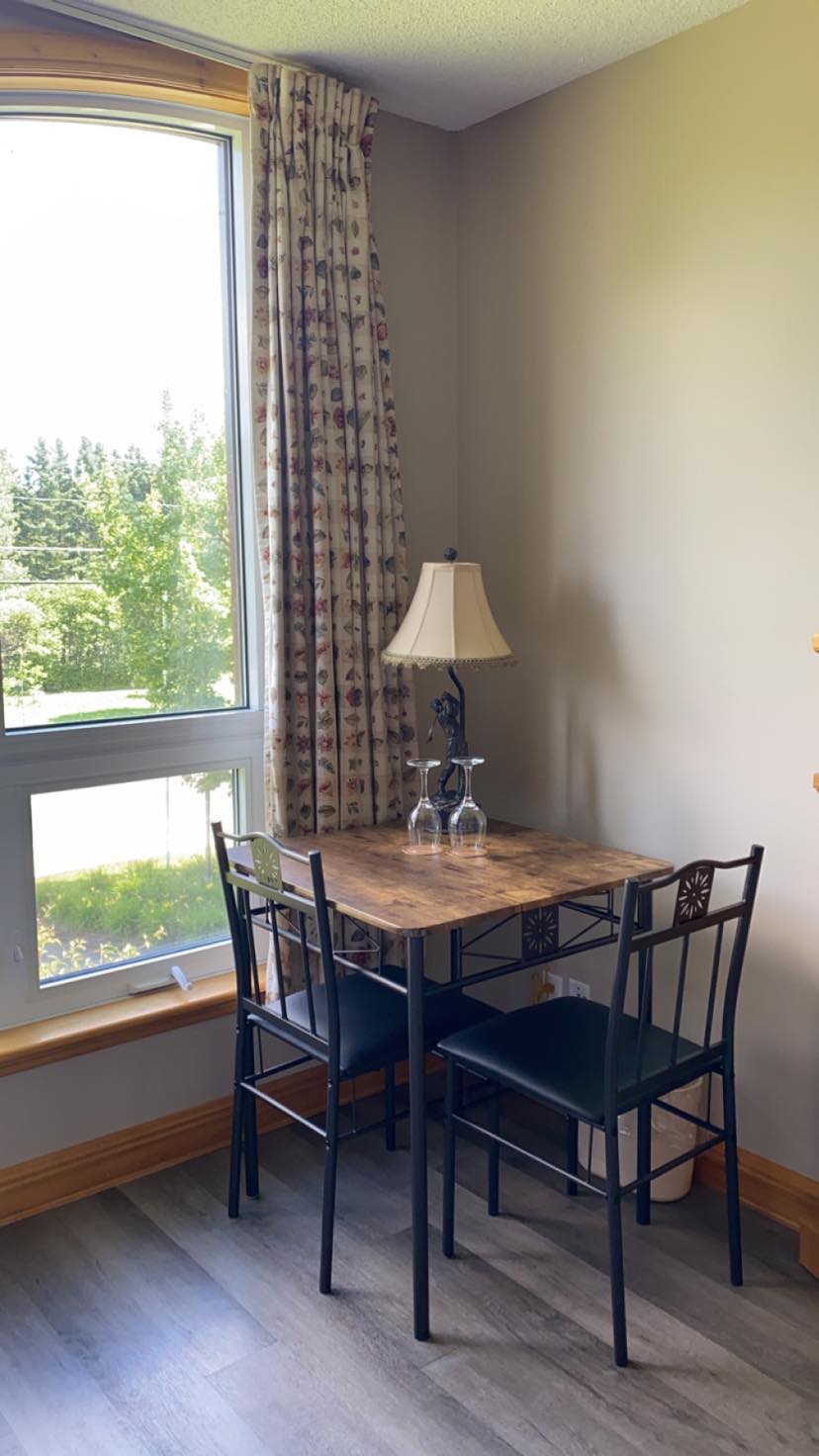 Chambre Cèdre Table Grande Fenêtre