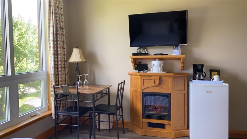 Chambre Cèdre Table Foyer Télé