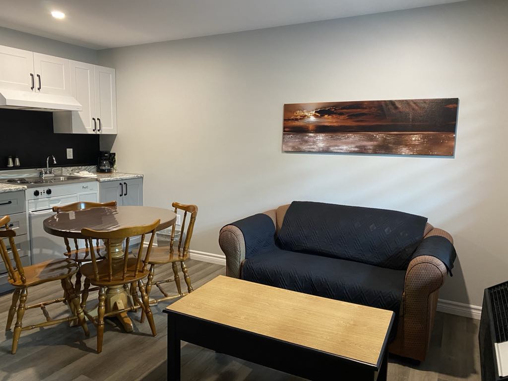 Suite #28 Cuisinette/Sofa