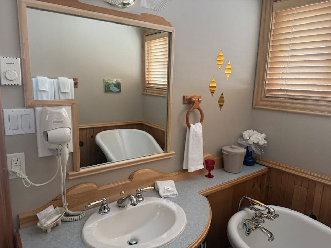 Queen Pine Room Complete bathroom Bath Shower