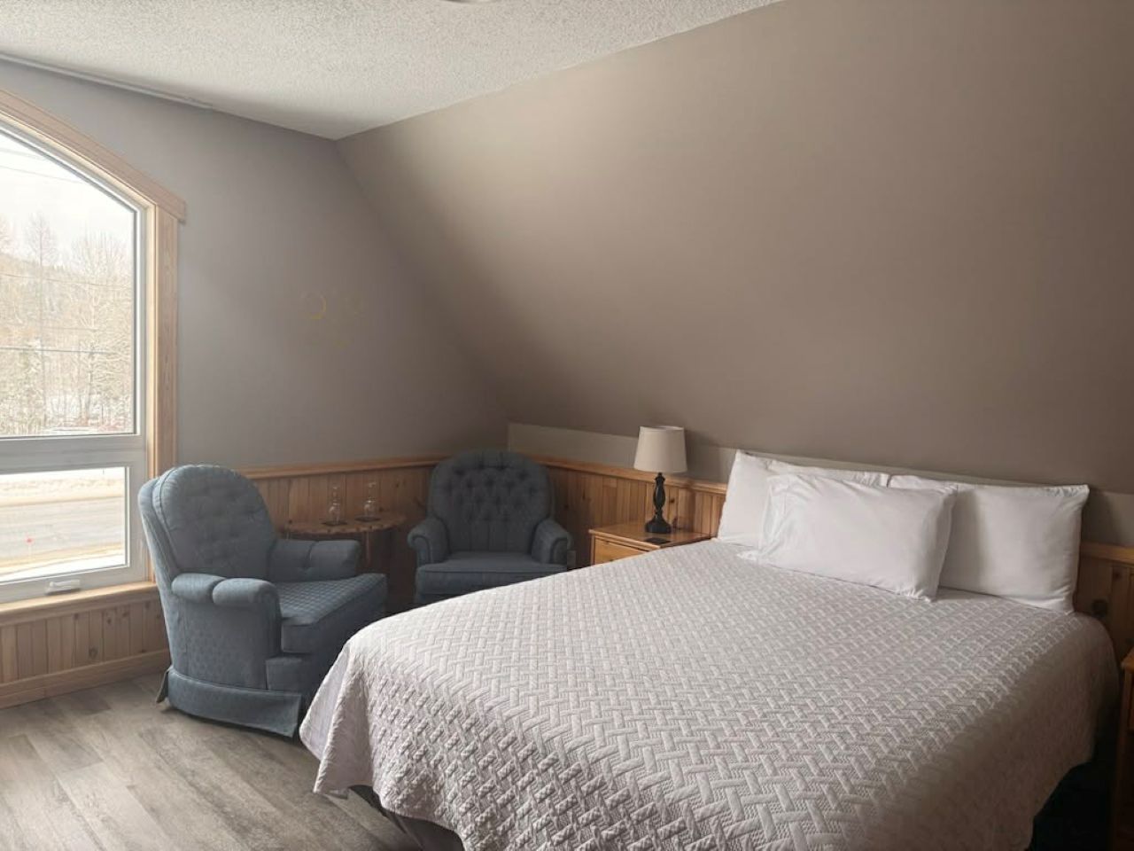 Queen Pine Room Sitting area