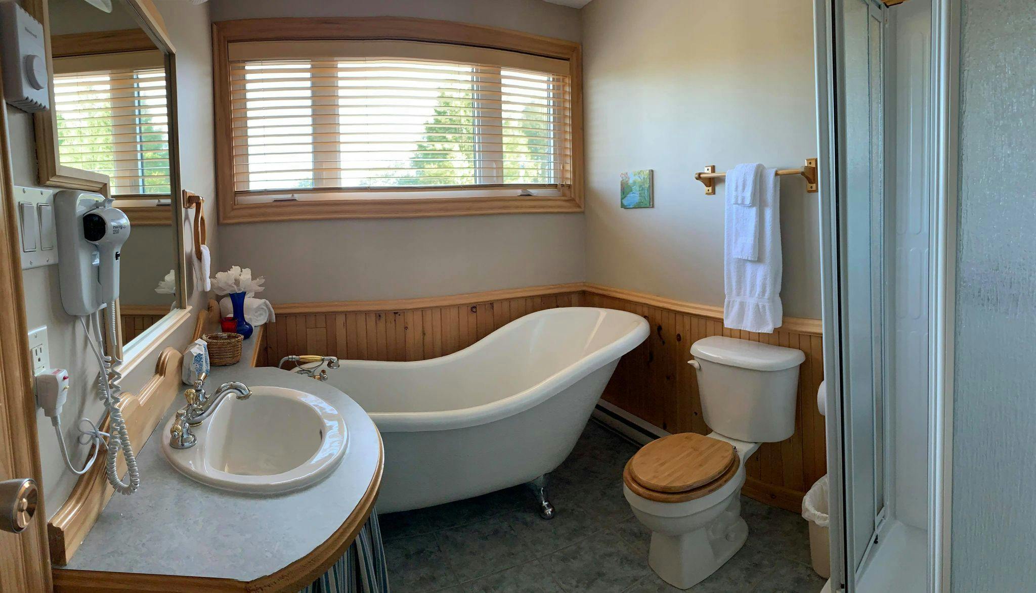 Salle de bain de la chambre deluxe de Pin. Avec beau bain sur pied & douche debout situé au 2e étage.