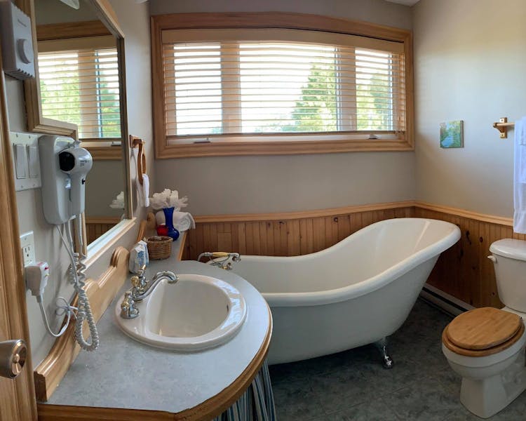 Salle de bain de la chambre deluxe de Pin. Avec beau bain sur pied & douche debout situé au 2e étage.