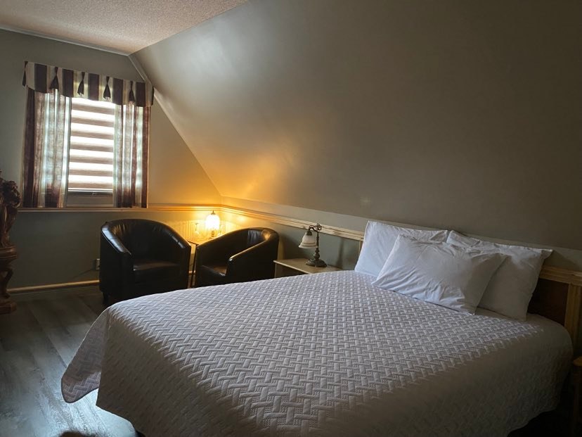 Chambre Tremble Lit Queen 2 chaises