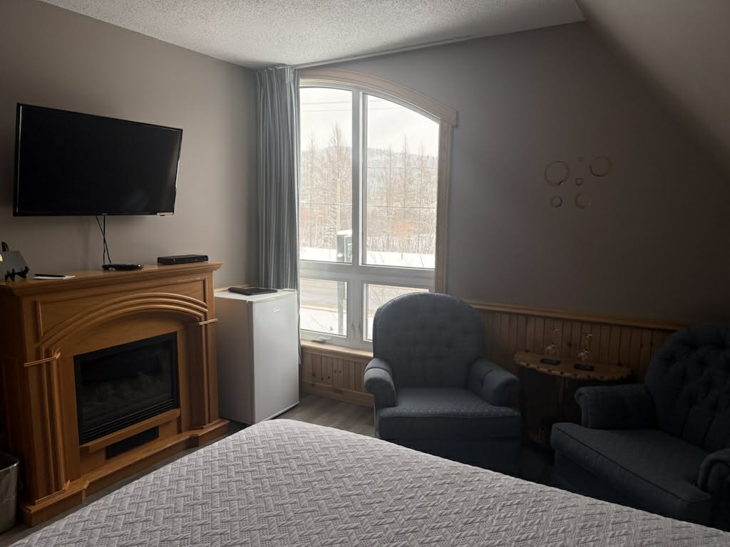 Queen Pine Room Fireplace TV Large window view