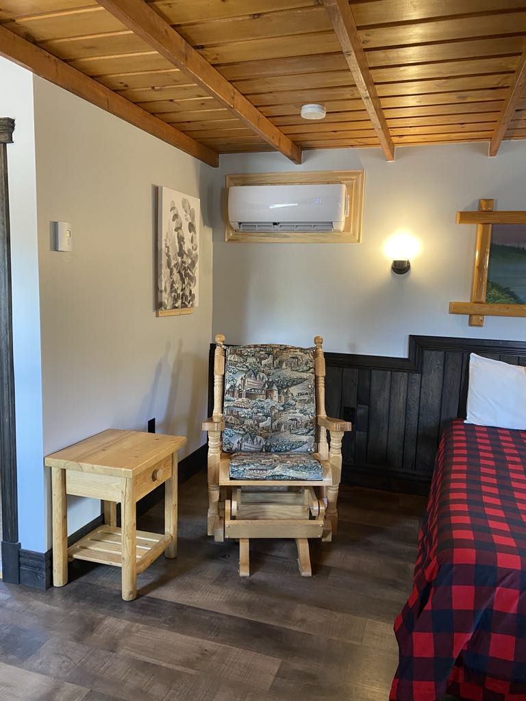 Chalet S Lit Queen Chaise berçante Thermopompe