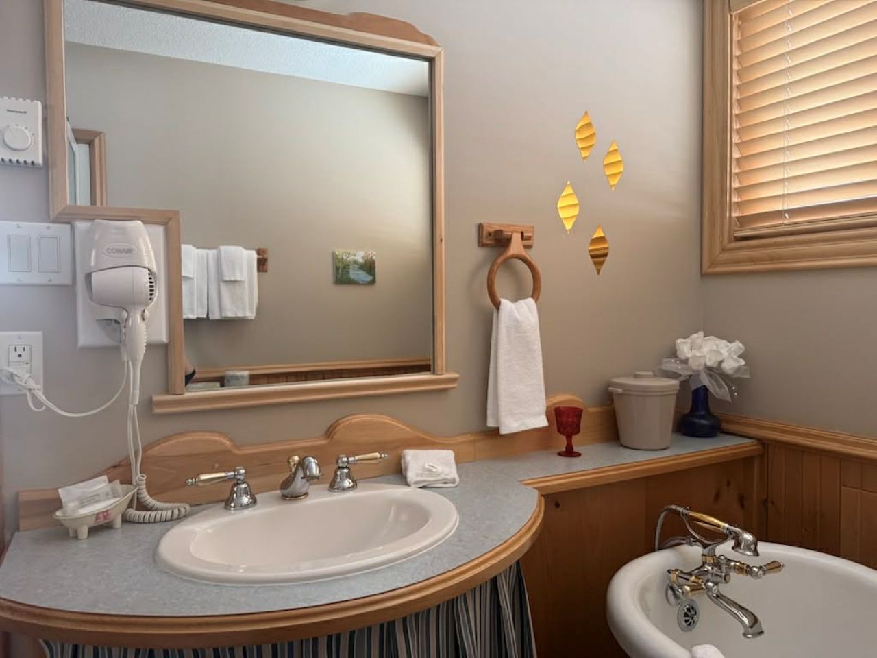 Queen Pine Room Complete bathroom Bath Shower