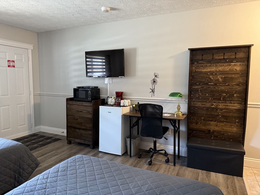 Room #8 with 2 double beds