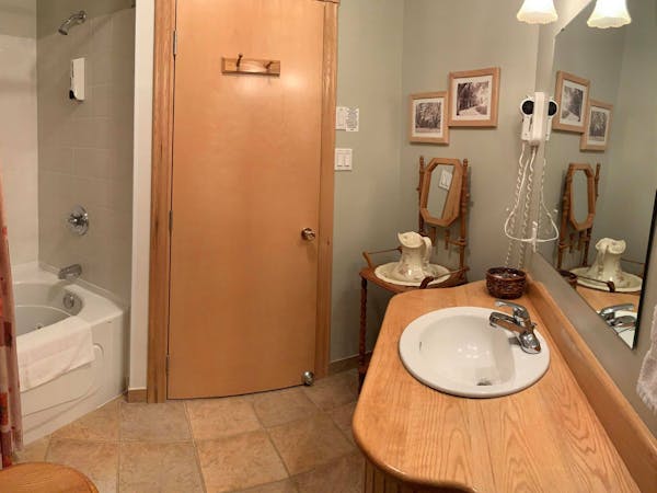 Salle de bain de la chambre Chêne avec un bain tourbillon. situé au 2e étage.
