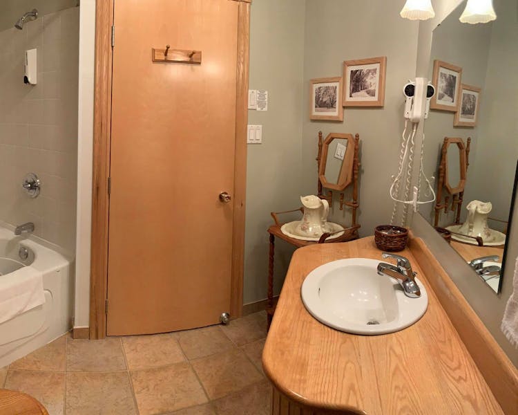 Salle de bain de la chambre Chêne avec un bain tourbillon. situé au 2e étage.