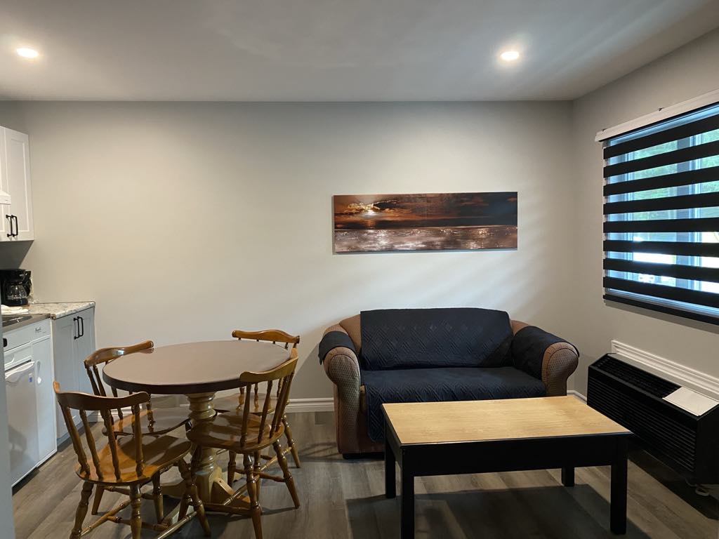 Suite #28 Sofa Table cuisine