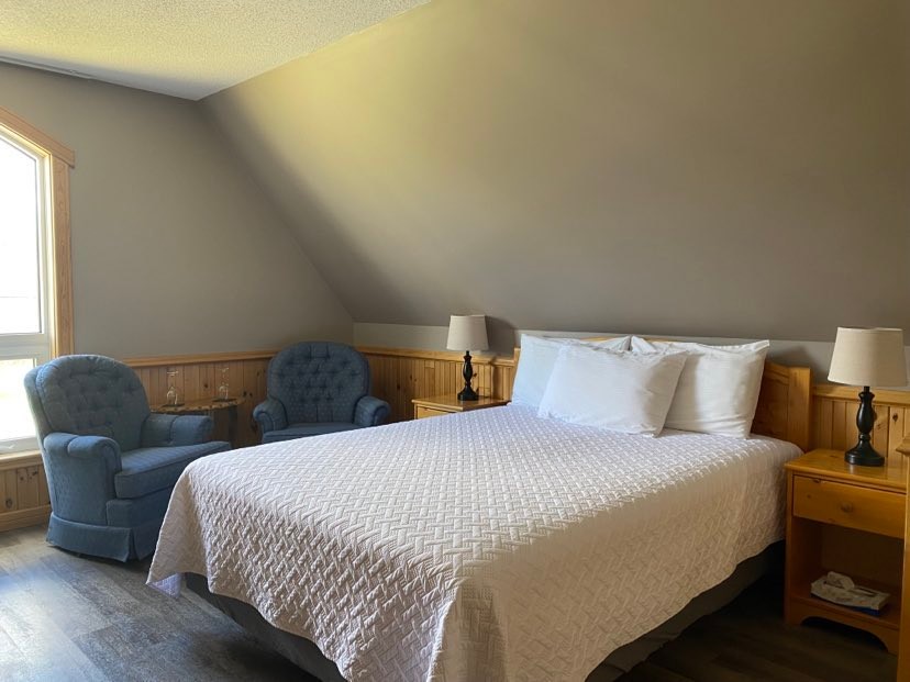 Chambre Pin Lit Queen 2 chaises