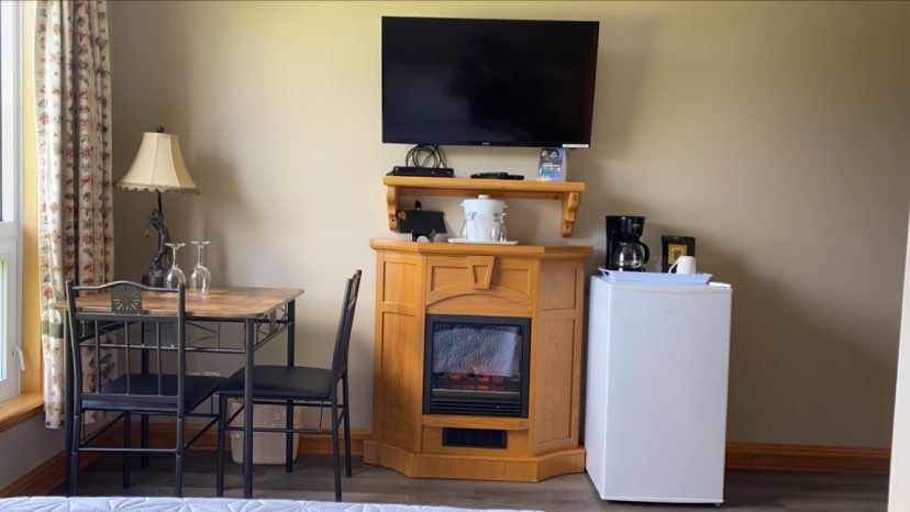 Chambre Cèdre Table Foyer Télé Réfrigérateur