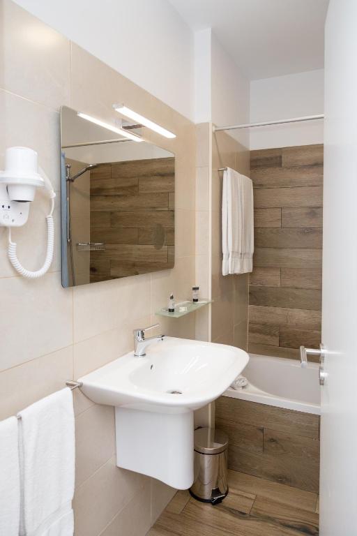 Single Room with Balcony and Sea View