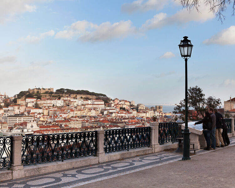 imagem de fonte no miradouro são pedro de alcantara com o castelo de são Jorge ao fundo