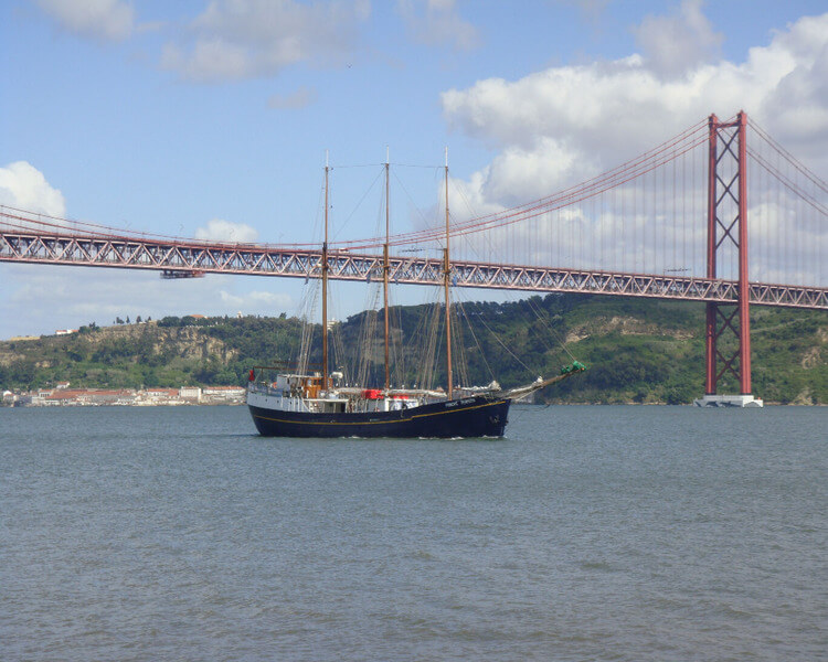 imagem do rio tejo com a ponde 25 de abril em lisboa