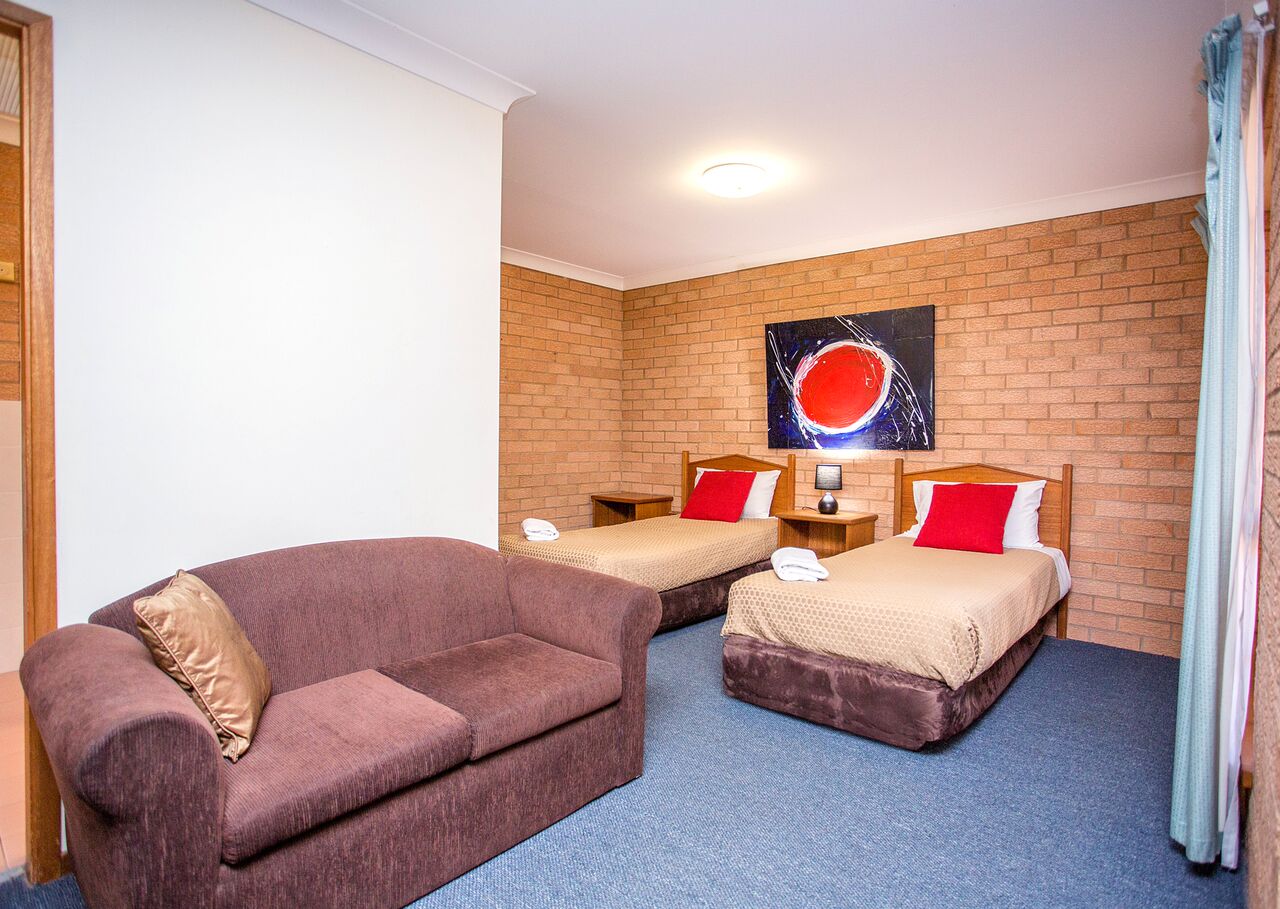 Aalana Motor Inn family room