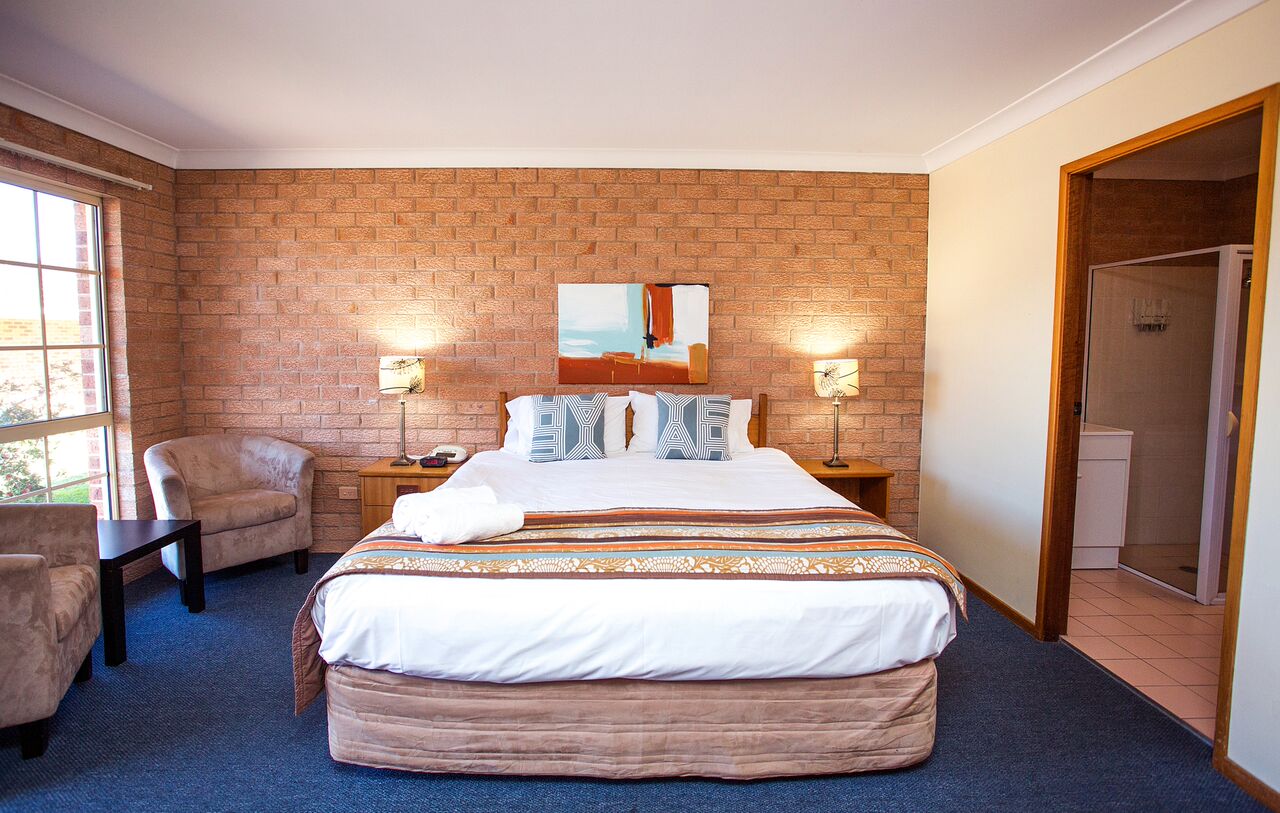 Aalana Motor Inn king room