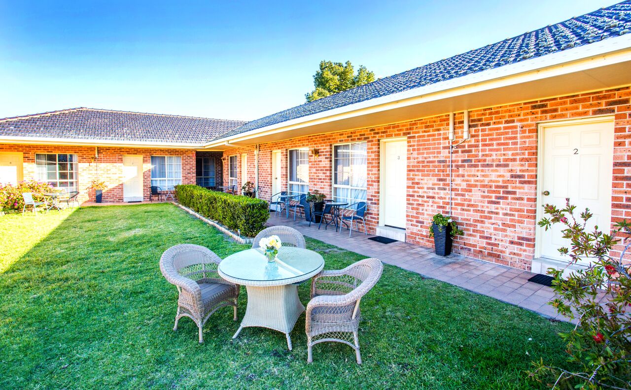 Aalana Motor Inn couryard