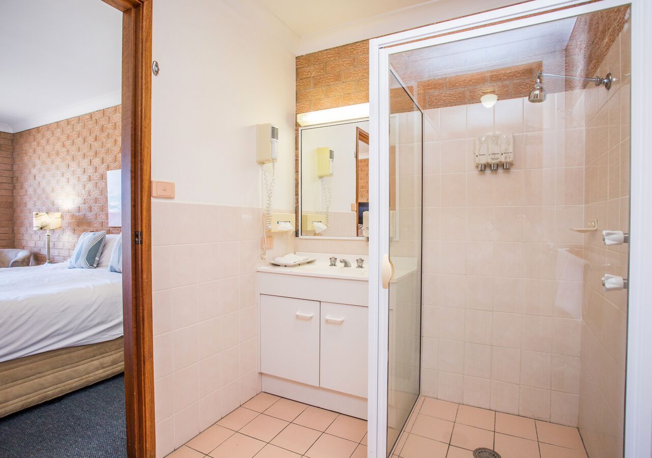 Aalana Motor Inn batrhroom