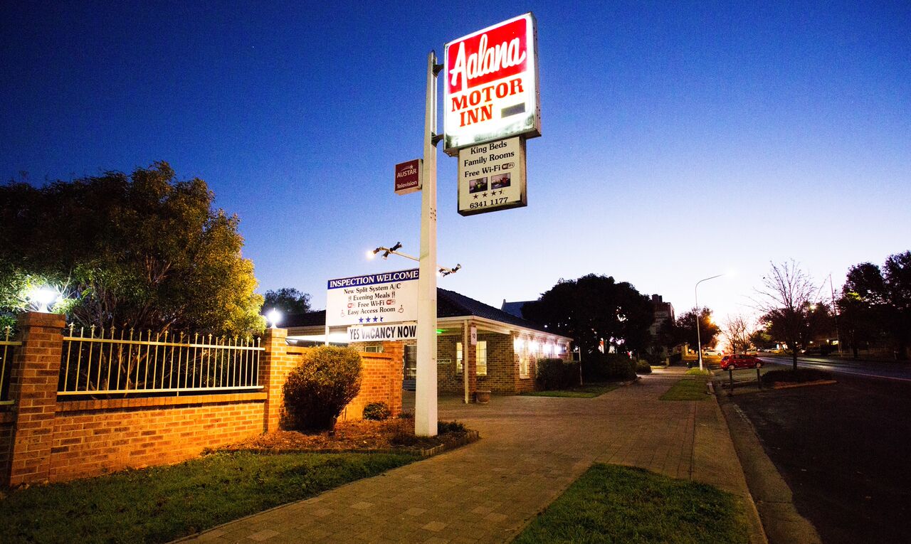 Aalana Motor Inn sign