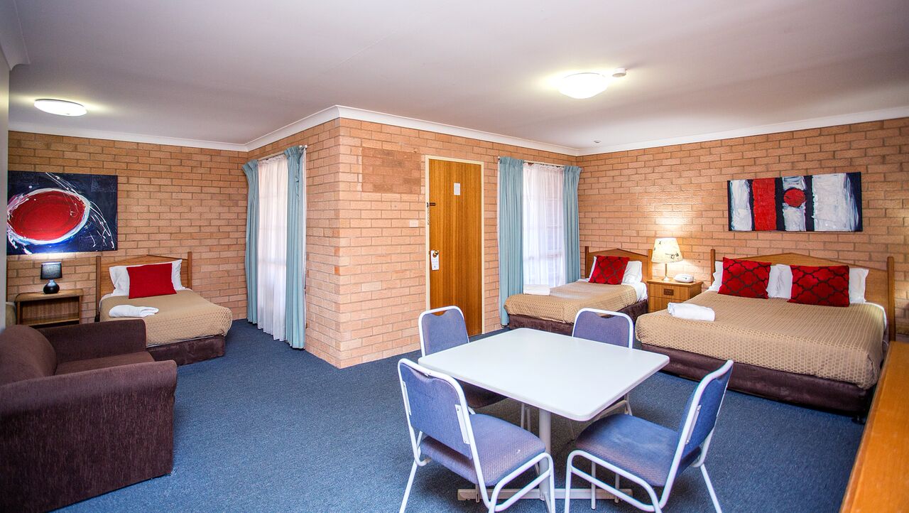 Aalana Motor Inn family room