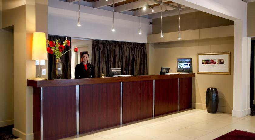 Jacob's Grill and the Club Bar offer a variety of cuisine and refreshment options. You can dine in the restaurant, order room